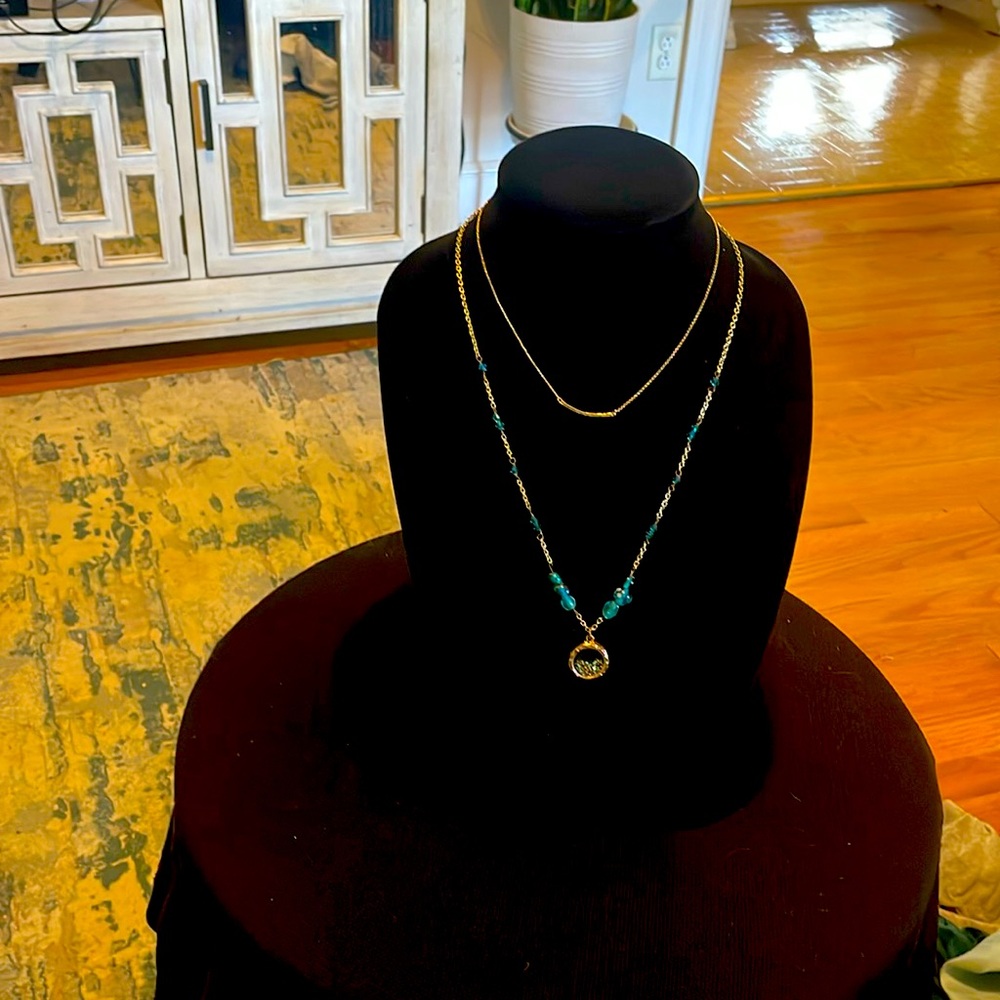 Blue turquoise beaded gold necklace.